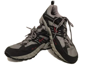 Herren leicht getragener Nike Air Sportschuh Größe 10,5 M schwarz und grau mit roten Nähten - Bild 1 von 10