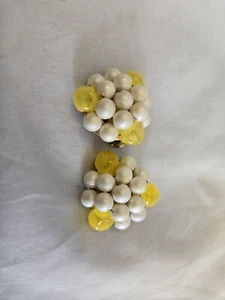 Vintage Yellow White Plastic Cluster Hong Kong Signed Clip On Earrings (E) - Picture 1 of 12