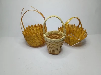 Juego de 3 cestas de Pascua miniatura vintage artesanales, casa de muñecas, mimbre (1 roto) Foto 1 de 4