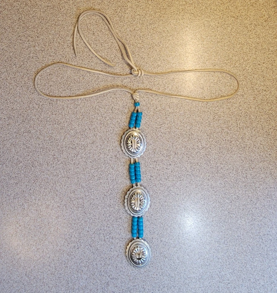 Cinturón envolvente de cuero de gamuza occidental ajustado con 3 conchos colgantes de cuentas Foto 1 de 4