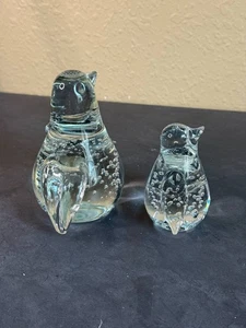 Lot Of 2 Vintage Handblown Glass Paperweight Penguins with Controlled Bubbles - Picture 1 of 6