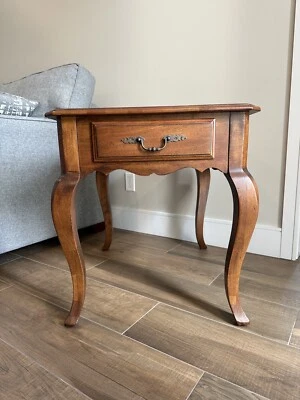 Mesita de noche vintage con cajón Ethan Allen French Country Foto 1 de 4