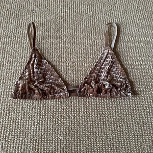 Skims Chai Velvet Logo Triangle Bralette, Size Medium NWT - Picture 1 of 3