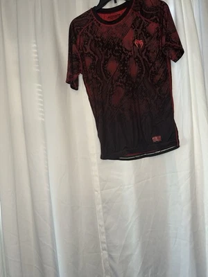 Camisa Venum Performance Day Team para hombre. Rojo y Negro Talla XL Foto 1 de 3