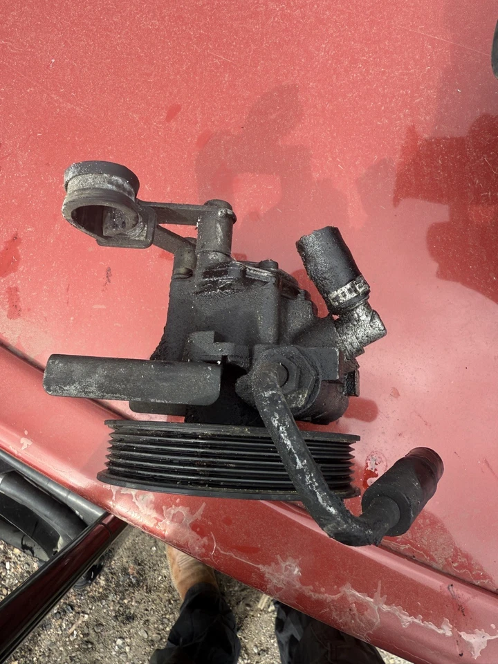 Bomba de direção hidráulica BMW com polia OEM – E39 525i 528i 530i / E46 323i 325i /M54 - Imagem 1 de 3