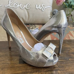 Salvatore Ferragamo Plateado Metálico Cuero Texturizado Vara Bow Peep Toe Tacón 8.5  - Imagen 1 de 17