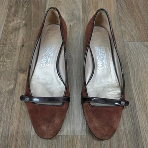 Zapatos Clásicos Ferragamo Planos Marrón Gamuza Cuero Recortado 7.5 Tacón Bajo LEER - Imagen 1 de 13