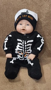 16" BABY PUPPE IN HALLOWEEN SKELETT SCHLAFANZUG + HUT - CITITOY 2000 - VINYL & STOFF - Bild 1 von 4