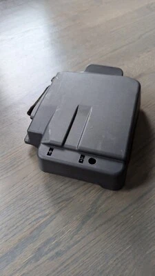 Cubierta amplificador audio Toyota Prius V 86183-47080 2012 2013 2014 2015 2016 2017 Foto 1 de 4