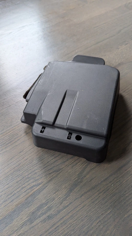 Cubierta amplificador audio Toyota Prius V 86183-47080 2012 2013 2014 2015 2016 2017 Foto 1 de 4