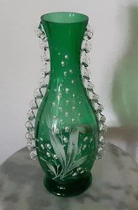 Böhmische smaragdgrüne Vase appliziert Rigaree Emaille Maiglöckchen Dekoration - Bild 1 von 1