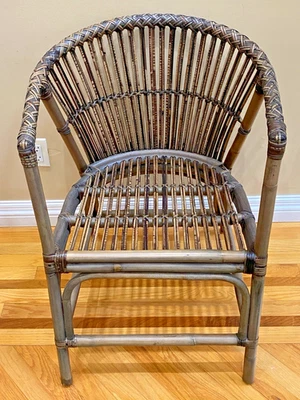 Silla con respaldo de barril de ratán/bambú vintage con asiento liso Foto 1 de 4