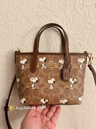 Coach X Peanuts City Mini borsa tote in tela firmata con stampa Snoopy CBS83