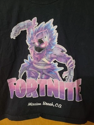 Camiseta Negra Fortnite Raven Mission Beach CA Jerzees Unisex JUVENTUD Talla Pequeña Foto 1 de 4