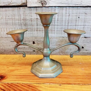 Candelabro de peltre vintage de 3 brazos candelabro pequeño hecho en Francia - Imagen 1 de 9