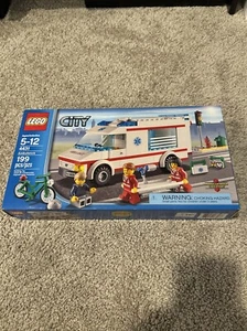 LEGO CITY: Ambulance (4431) - Picture 1 of 5