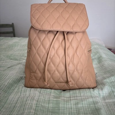 Mochila mediana Vera Bradley beige/bronceado. Usado en excelente estado. Cuero acolchado Foto 1 de 4