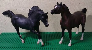 BREYER 2x Horse Lot Classic Chocolate Bay Arabian 660 Black Stallion 643 - Picture 1 of 7
