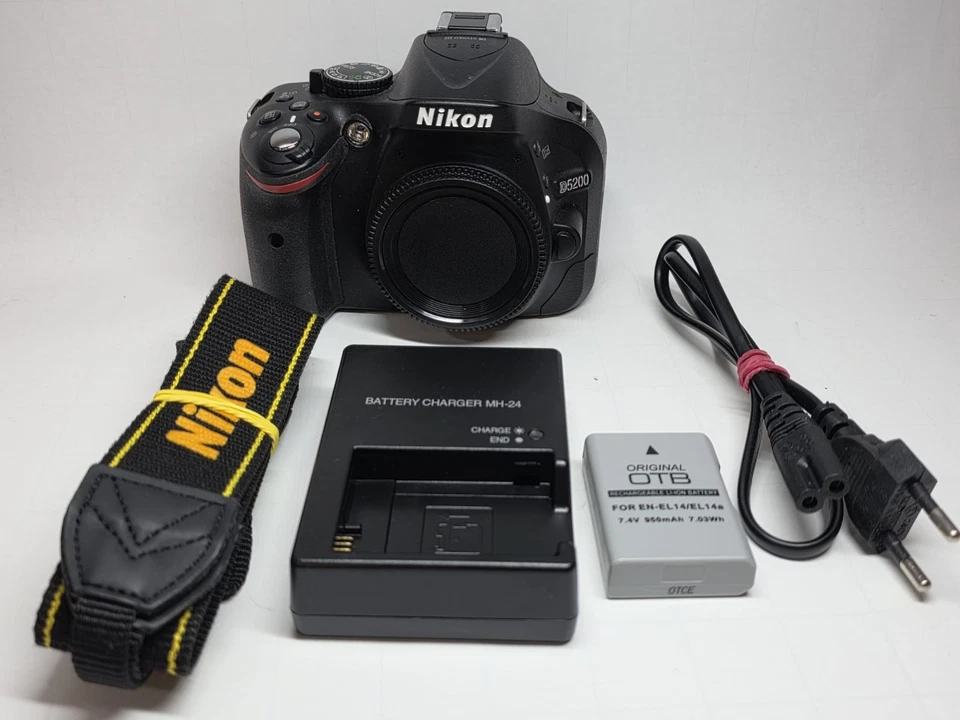 Nikon Kamera D5200 Gehäuse/Body schwarz, mit erst 3292 Auslösungen - Bild 1 von 4