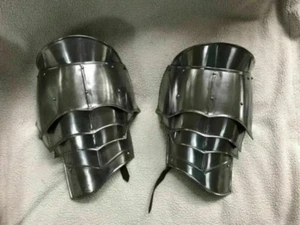 Set Spalle Armatura Pauldron Cavaliere Medievale Acciaio Finitura Argento RIEVOCAZIONE LARP - Foto 1 di 4