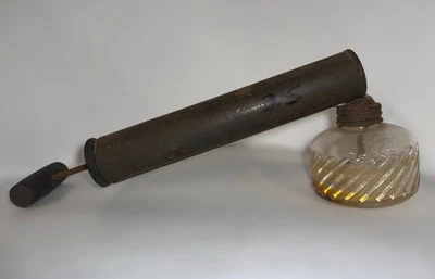 Rociador de insectos Chapin vintage de vidrio con mango de madera hecho en EE. UU. Foto 1 de 2