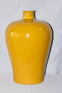 Chinese Monochrome Imperial Yellow Chinese Porcelain Vase - Picture 1 of 4