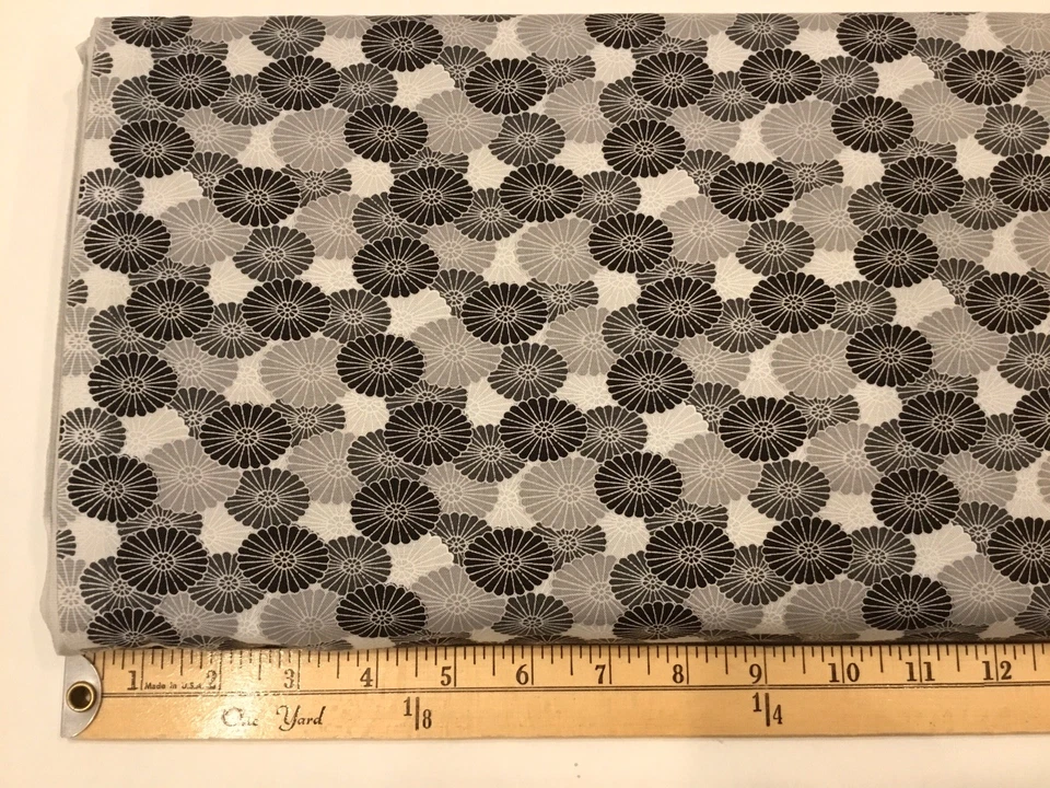 Tela de crisantemo de rejilla de burbujas de tela # 4503-394 para acolchado en blanco - por yarda Foto 1 de 1