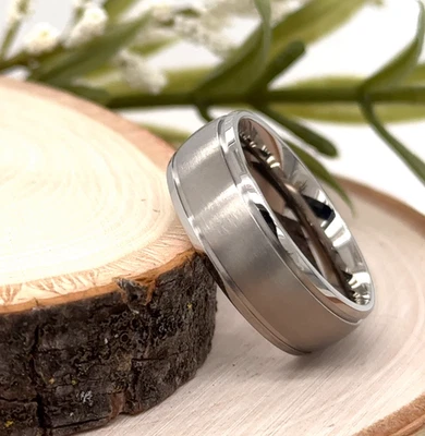 Elegante banda de titanio plateado de 8 mm para anillo de bordes biselados con superficie de manchas de Navidad Foto 1 de 4