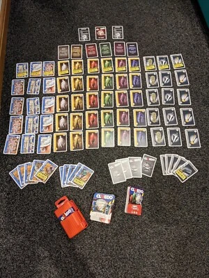 Juego de cartas barajado HASBRO Cluedo (2015). Divertido juego ""adivina quién lo hizo"". EXCELENTE ESTADO. Foto 1 de 4