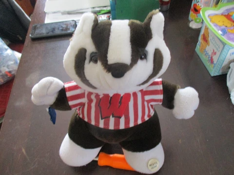 WISCONSIN BADGERS 12''PLUSH PLAYS ''SCHOOL SONG ON WISCONSIN'' MASCOT,NICE WORKS Cover