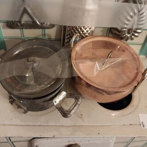 dollhouse tin litho vintage stove with pots and graters - Imagen 1 de 10
