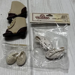 Vintage lot of 3 Doll Shoes Tallina's white with tie and healed brown boots - Bild 1 von 10