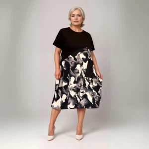 Schwarzes kurzärmliges Damenkleid in Übergröße mit Batikeinsatz und Tasche - Bild 1 von 6