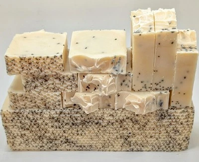 Jabón brillante de leche y avena de cabra con sándalo, cedro y semilla negra Foto 1 de 4