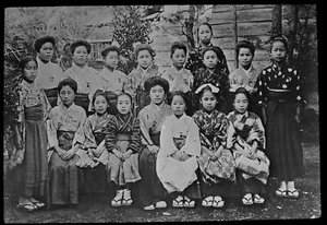 GRUPPE ASIATISCHER FRAUEN & KINDER UM 1890 Magische Laterne Dia FOTO JAPAN ? Korea ? - Bild 1 von 3