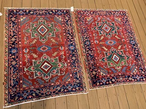 A PAIR ANTIQUE HAND WOVEN SERAPI RUG 4X5FT FROM CIRCA 1900 - Picture 1 of 11