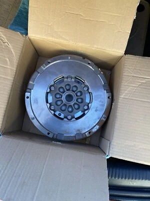 AUDI A4 B8 ALLROAD 2.0TDi A5 A6 C7 2.0TDi 2011-17 DUAL MASS FLYWHEEL 0B1105266AG - Image 1 of 4