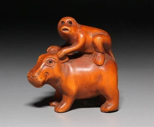 Tsuge Netsuke "Affe auf Nilpferd" Buchsbaum Schnitzerei Symbol für Balance & Stärke - Bild 1 von 7