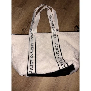 Bolso de Mano Victoria's Secret Sherpa Felpa Difusa Blanco Borde Negro - Imagen 1 de 5
