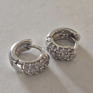 Kenneth Jay Lane KJL Silver Tone Huggie Hoop Earrings NEW NWT Minimalist - Picture 1 of 5