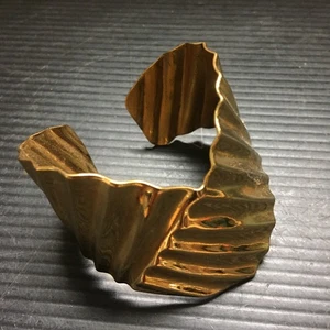 Brazalete brazalete vintage de metal chapado en oro ondulado de los años 70 con diseño corrugado único - Imagen 1 de 5