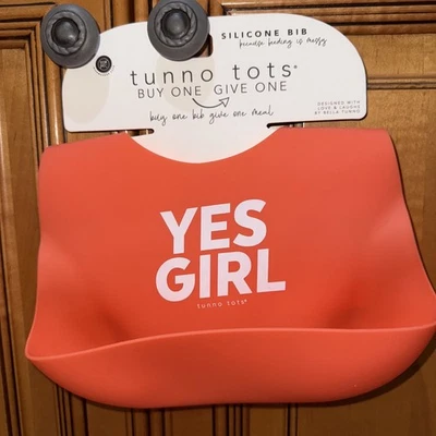 Babero de silicona para niñas Bella Tunno Totos cuello ajustable y bolsillo de captura  Foto 1 de 4