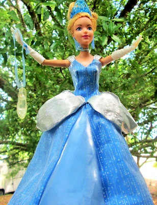 2012 美泰迪士尼假日公主灰姑娘芭比娃娃二手状况完好 — 第 1/4 张图片