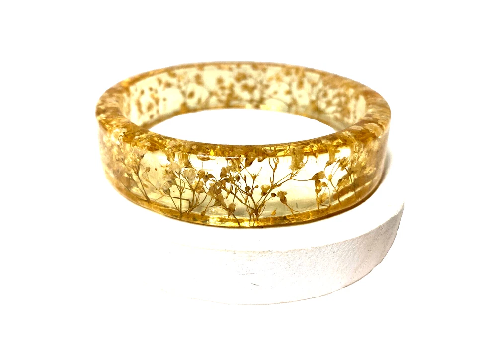 Brazalete Brazalete Floral Resina Prensada Color Dorado Pequeñas Flores Blancas Foto 1 de 4