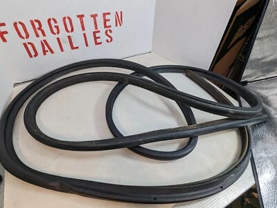 Sello de escotilla Dodge Shelby Charger GLHS 5231926 Foto 1 de 4