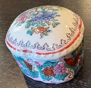 ASIAN HAND PAINTED CERAMIC BOX W/ LID - 3" X 2" X 1 1/2" - ASIAN MARK ON BOTTOM. - Picture 1 of 6