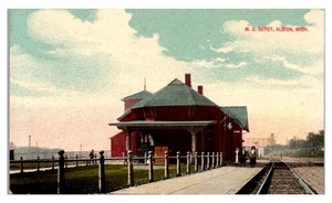 ALBION, MICHIGAN - PEOPLE AT M.O. EISENBAHNDEPOT - ALTE POSTKARTE - Bild 1 von 2