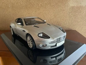 Kyosho 1/12 Aston Martin Vanquish V12 Silver Road Ver.  Original Not 007 gimmick - Picture 1 of 13