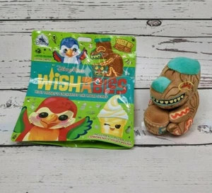 SERIE SALA TIKI ENCANTADA ESTATUA DE TAMBOR TIKI WISHABLE PELUCHE - Parques Disney - Imagen 1 de 5