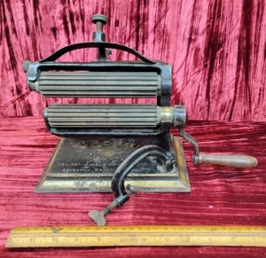 Antica CORONA Piastra Fluente Piastra Grigliatrice Rullo Pat Ghisa 1875 - Foto 1 di 24